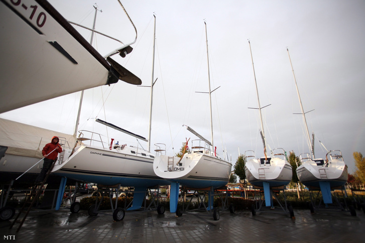 Bérelhető négy dolphin típusú vitorlás a Balatoni Hajózási Zrt. balatonboglári kikötőjében 2012-ben