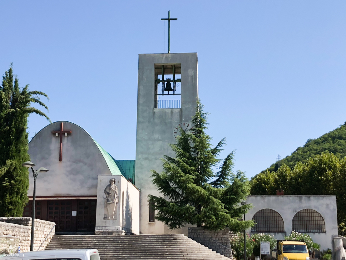 A város Szent Barbarának szentelt temploma, a hajója egy felfordított csillére emlékeztet, tornya egy bányászlámpásra