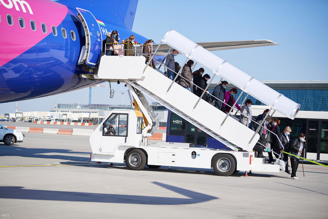 A Külgazdasági és Külügyminisztérium (KKM) által közreadott képen a koronavírus-járvány miatt Észak-Amerikában rekedt magyar álampolgárokat hazaszállító repülőgép a Liszt Ferenc-repülőtéren 2020. április 2-án.