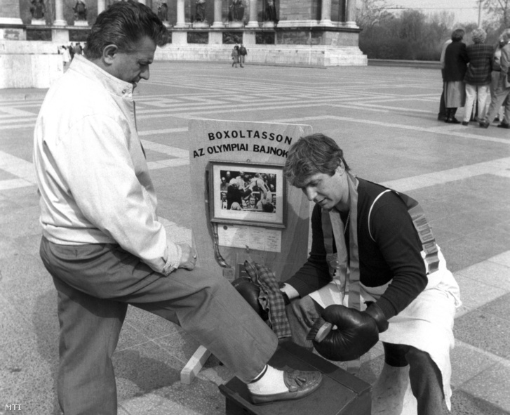 Gedó György a müncheni olimpia ökölvívó bajnoka cipőt pucol a Hősök terén 1990. március 23-án