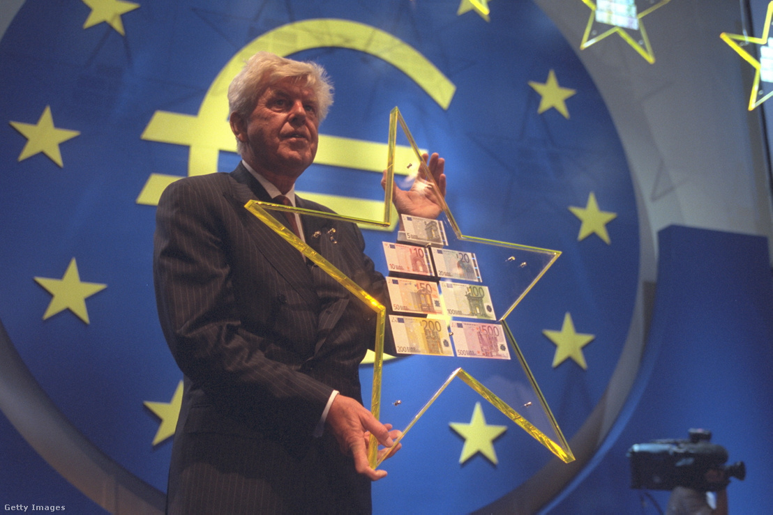 Euró bankjegyeket mutatja be az EKB akkori elnöke Wim Duisenberg 2001. augusztus 30-án