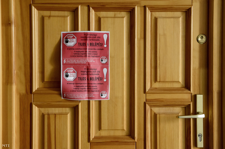 A koronavírus-járvány megfékezése érdekében hatósági felirat egy járványügyi megfigyelés alatt álló személy lakásának ajtaján