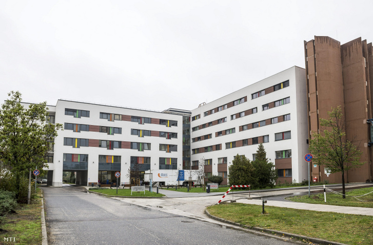A tatabányai Szent Borbála Kórház új központi épülete az átadás napján, 2015. október 14-én