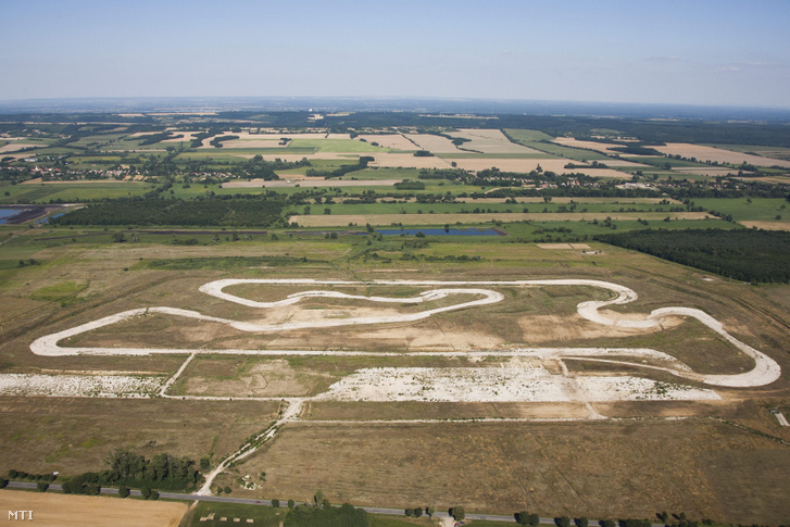 Légi felvétel az üresen álló sávolyi MotoGp pályáról 2013. július 21-én