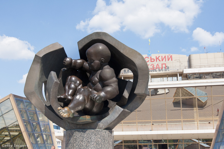 A város különleges tehetségű gyermekeinek ajánlott Aranygyermek szobor a kikötő terminálja előtt