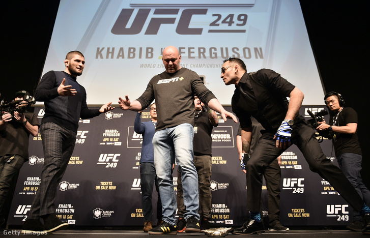 Khabib Nurmagomedov és Tony Ferguson az UFC 249 sajtótájékoztatón 2020. március 6-án, Las Vegasban.