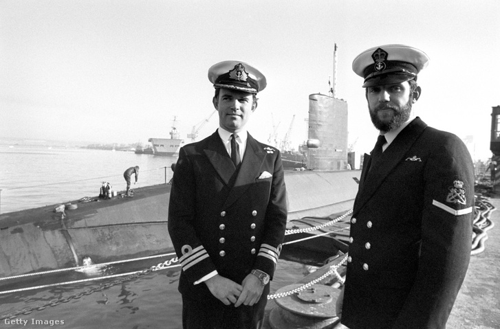 Christopher Louis Wreford-Brown, a HMS Conqueror 37 éves parancsnoka (balra) és egyik beosztott tisztje, mögöttük a háborút megjárt tengeralattjáró
