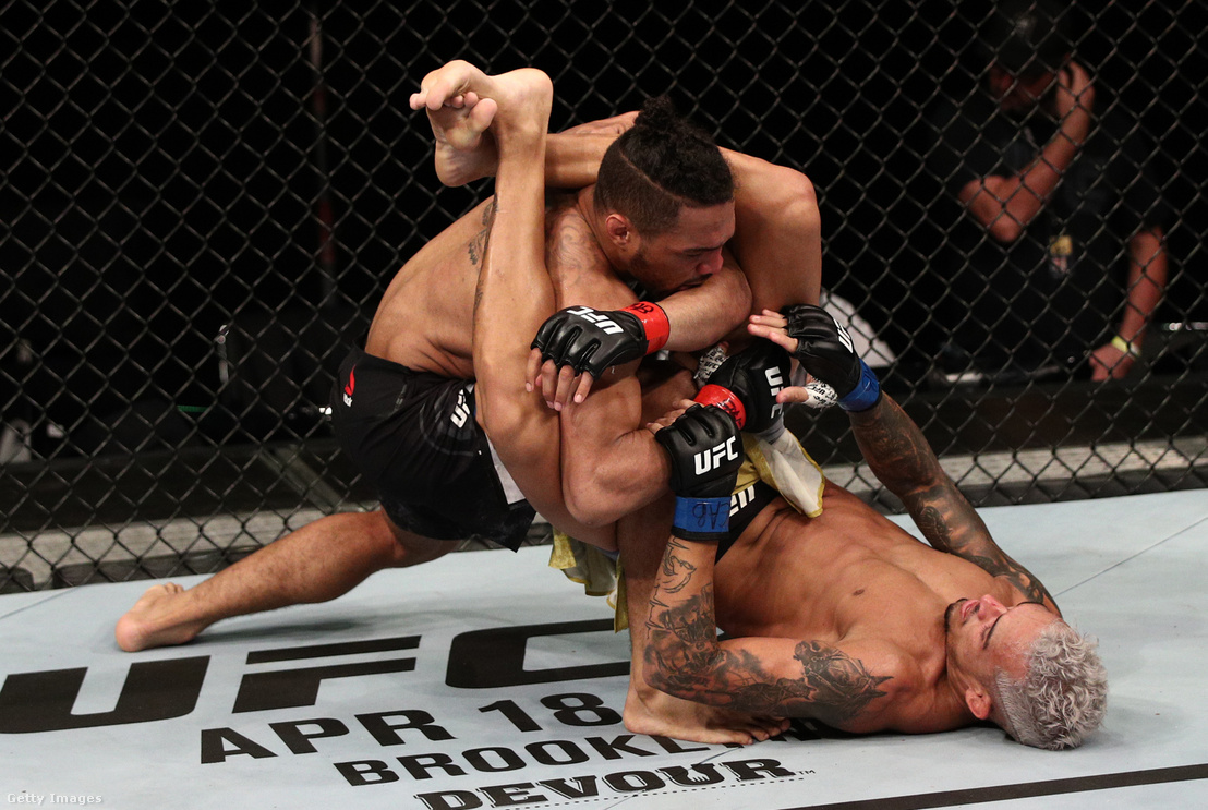 A brazil Charles Oliveira és Kevin Lee ellen könnyű küzdelmében az UFC Fight Night eseményén 2020. március 14-én, Brazíliában.