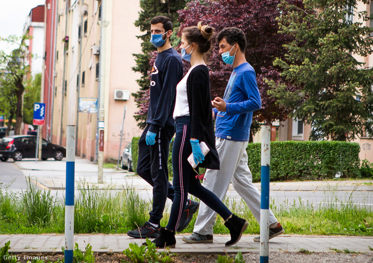 Fiatalok az utcán Belgrádban 2020. április 30-án