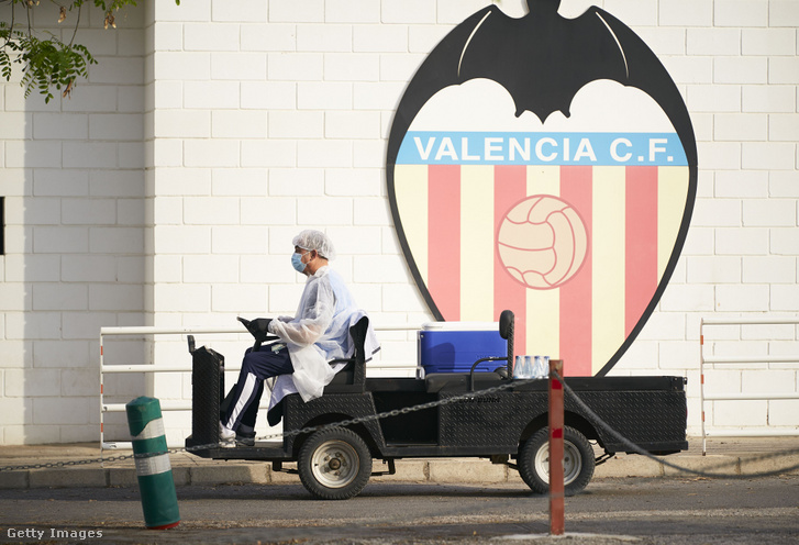 Egy dolgozó érkezik a Valencia edzőközpontjához 2020. május 9-én.