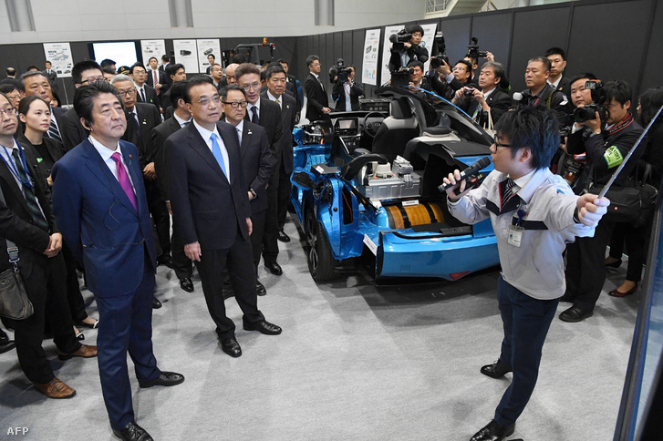 Chinese Prime Minister Li Keqiang and Japanese Prime Minister Shinzo Abe in May 2018 at the Toyota Motor Group plant in Tomakomai.