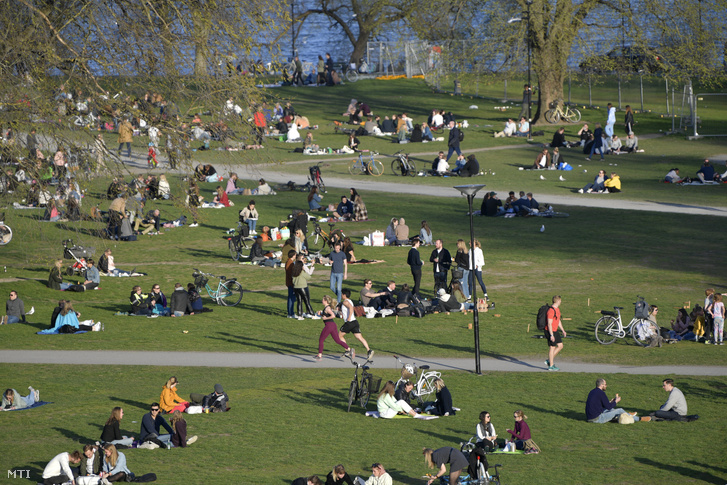 Emberek egy stockholmi parkban 2020. április 22-én