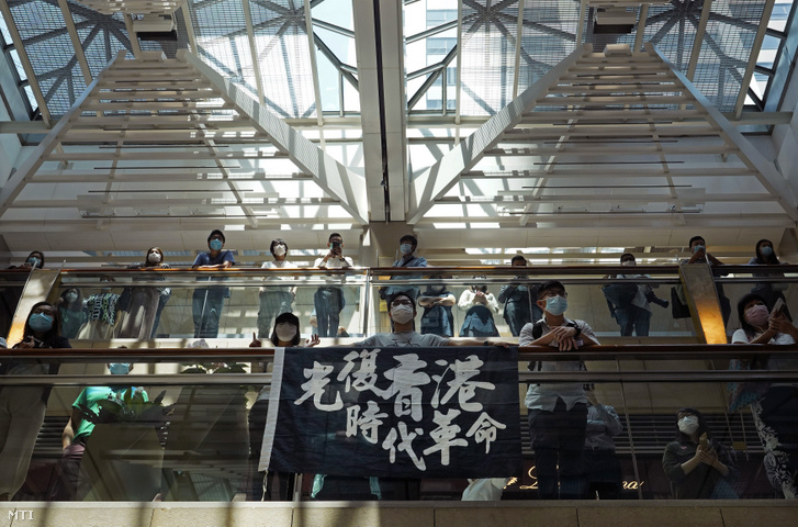 A koronavírus-járvány miatt védőmaszkot viselő tüntetők egy hongkongi bevásárlóközpontban