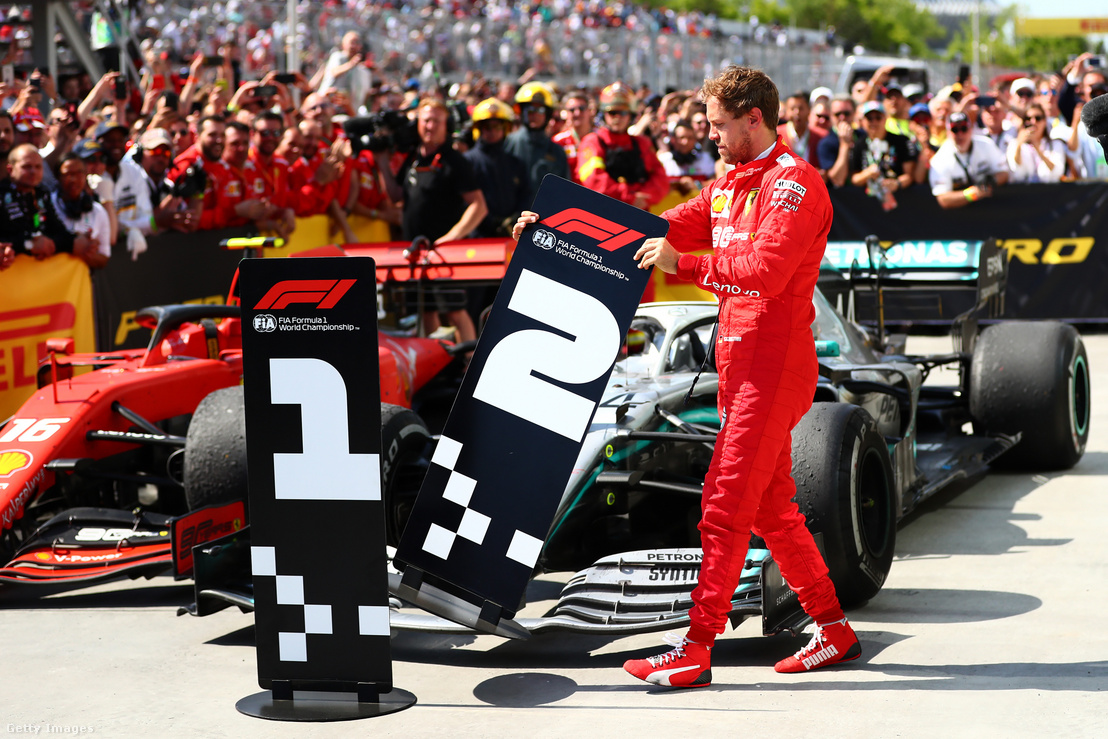 Vettel a 2019-es Kanadai Nagydíjon a futamgyőzelmébe kerülő időbüntetés után tüntetőleg kicseréli az 1. és a 2. pilóta tábláját saját és Lewis Hamilton kocsija előtt
