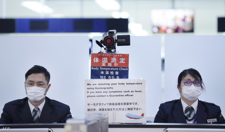Hőkamerás ellnőrzőpont a Narita repülőtéren, Japánban 2020. január 22-én. A kamerarendszert a Vuhanból érkező utasok szűrésére állították fel.