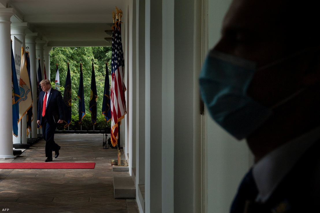Donald Trump amerikai elnök indul a Fehér Ház kertjébe a koronavírus-járvánnyal kapcsolatban tájékoztatni a sajtót 2020. május 11-én.