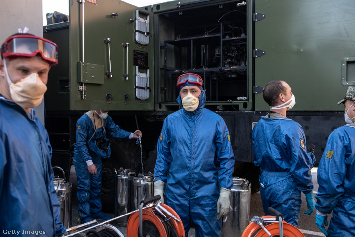 Az orosz hadsereg tisztjei az olaszországi Torre Boldone egyik egészségügyi intézményében 2020. április 9-én. Az orosz védelmi minisztérium 104 fős egészségügyi kontingenst küldött Olaszországba fertőtlenítőszerrel és egyéb egészségügyi ellátmánnyal, hogy segítse az országot a járvány elleni küzdelemben.