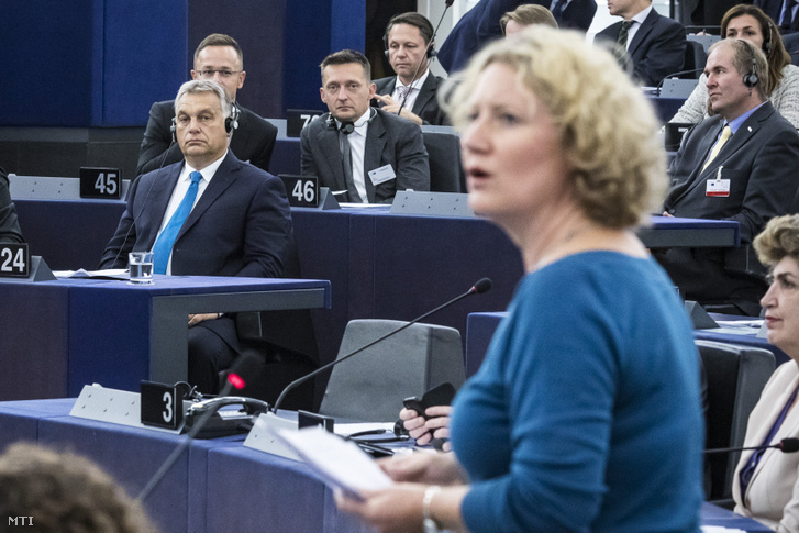 Judith Sargentini a zöld párti frakció holland képviselője felszólal az Európai Parlament vitáján 2018. szeptember 11-én. Balra Orbán Viktor.