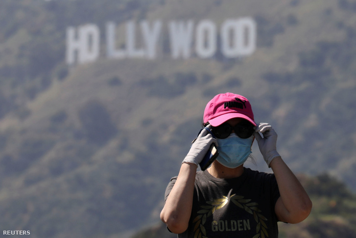 Maszkot viselő túrázó a részben újranyitott Los Angeles-i a Griffith Parkban 2020. május 9-én