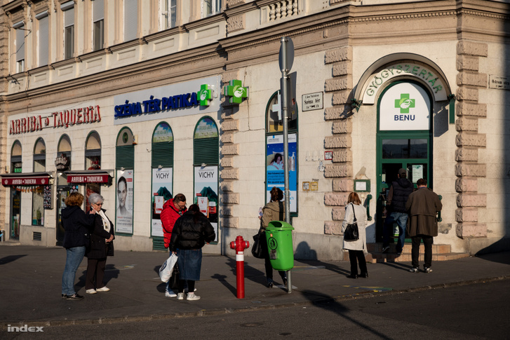 Vásárlók várakoznak egy budapest gyógyszertár előtt 2020 március 20-án.