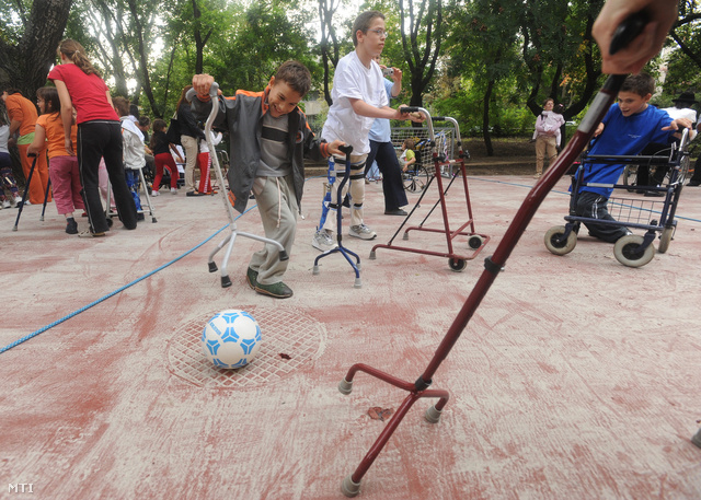 Gyerekek fociznak a Pető Intézetben