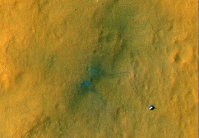 A Curiosity keréknyomai az űrből