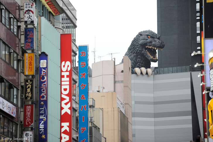 12 méteres Godzilla-replika Tokió kilencemeletes, Toho nevű mozijának épületén 2015-ben