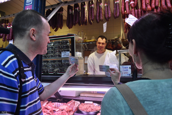 Fogyasztóvédelmi ellenőrzés egy hús- és hentesárut árusító standnál a budapesti Fővám téri Központi Vásárcsarnokban 2019. április 10-én