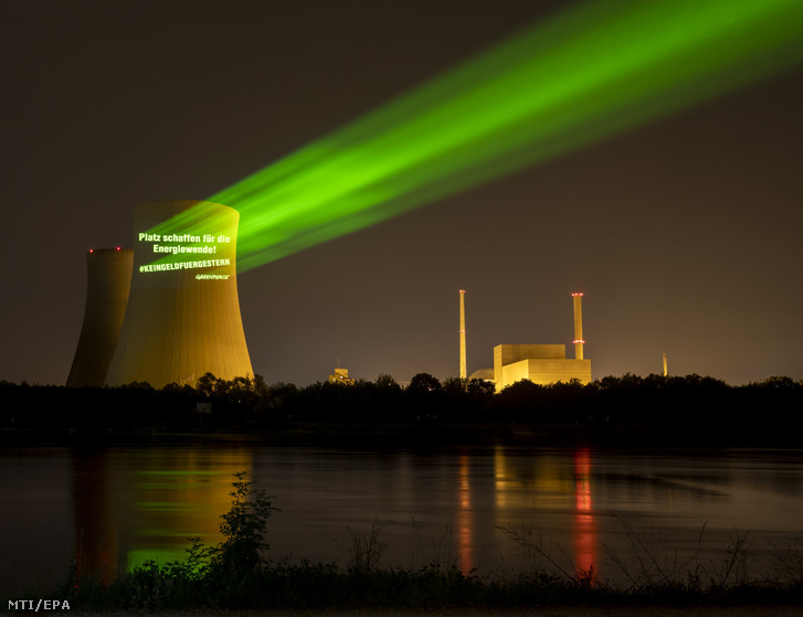 A Greenpeace környezetvédő szervezet aktivistái a "Csináljatok helyet az energiafordulatnak" jelentésű feliratot vetítették a philippsburgi atomerőmű egyik hűtőtornyára 2020. május 13-án, egy nappal a tornyok lebontása előtt.