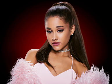 Mihalik Enikő és Köllő Babett félmeztelenre vetkőzött, és Ariana Grande is kitette, amit ki kell