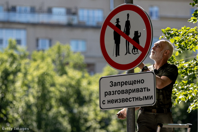 „Soha ne állj szóba idegenekkel” – A Mester és Margarita parkjelenetei nyomán kihelyezett tábla Moszkvában