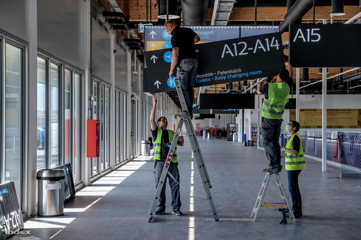 Alkalmazottak a ferihegyi repülőtér újranyitása előtti karbantartási munkákat végzik.