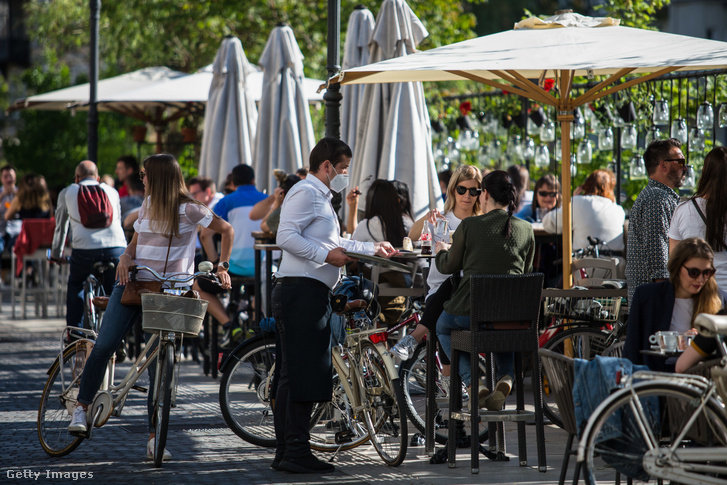 Emberek egy kávézó teraszán Ljubljanában 2020. május 4-én
