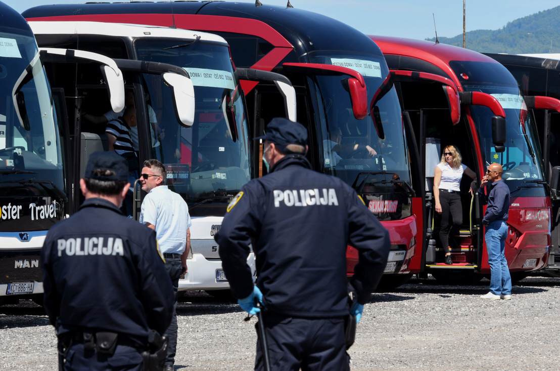 Turistabusz vezetők tüntetnek Zágrábban 2020. május 7-én, hogy felhívják a figyelmet a járvány következtében a szektort érő súlyos károkra.