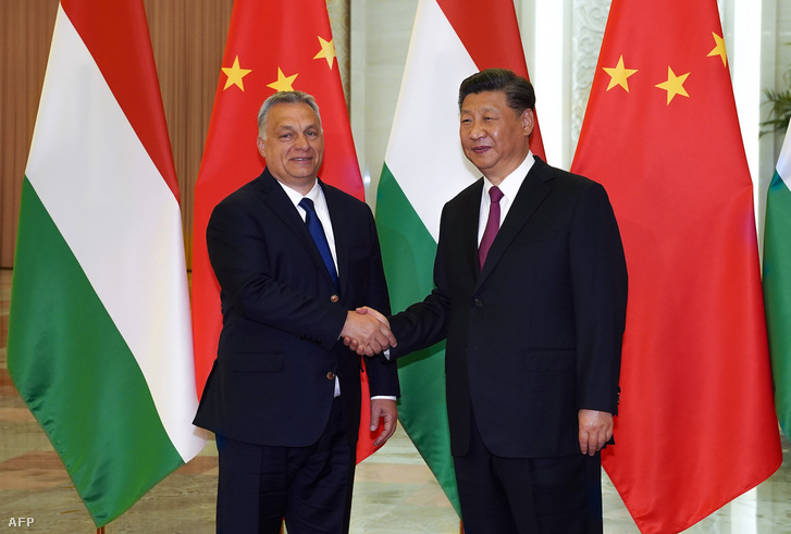 Hszi Csin-ping kínai államfő (jobbra) fogadta Orbán Viktor miniszterelnököt Pekingben 2019. április 25-én