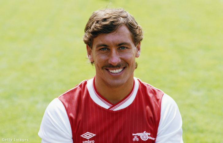 Sansom 1984-ben az Arsenal játékosaként
