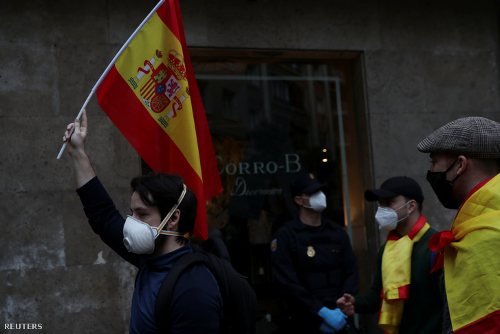 A spanyol kormány koronavírus-járvány kríziskezelése ellen tüntetők arcmaszkban vonultak az utcán Madridban 2020. május 16-án