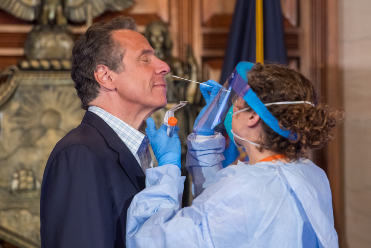A tévékamerák előtt teszteli magát koronavírusra New York kormányzója, Andrew Cuomo 2020. május 17-én