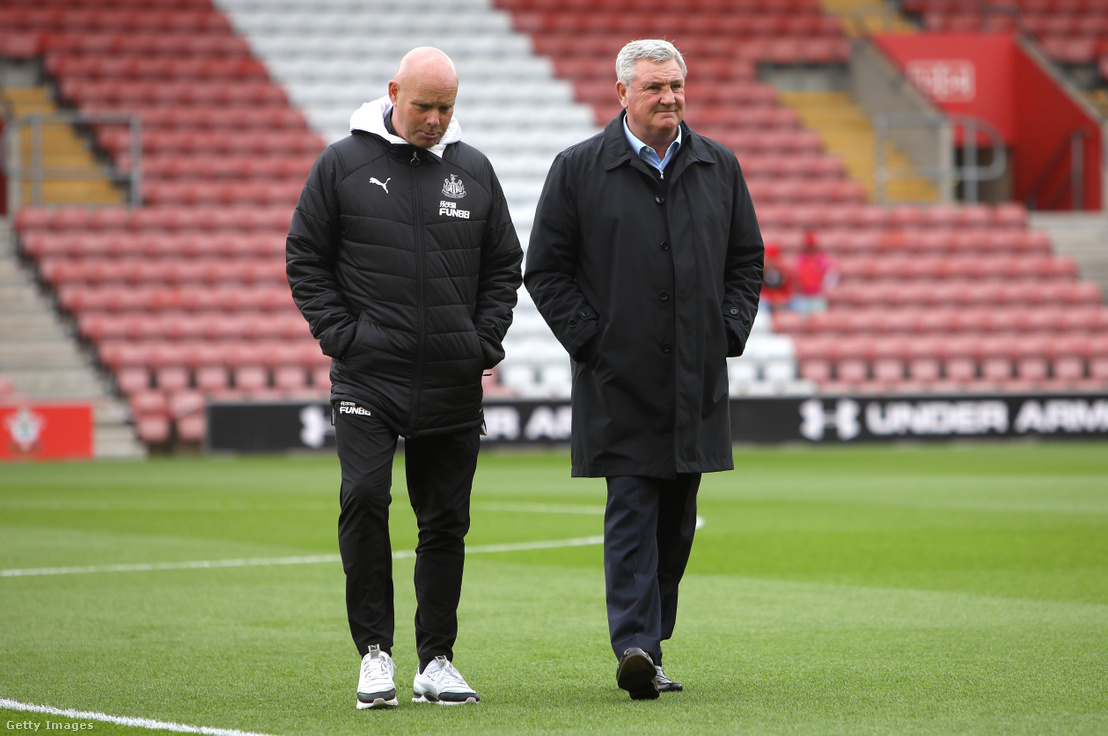 Steve Agnew, a Newcastle edzője és Steve Bruce a csapat menedzsere a St Mary's Stadionban 2020. március 7-én.