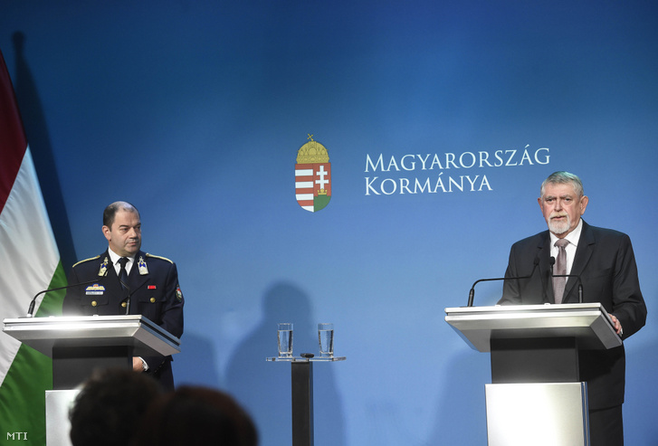 Lakatos Tibor az operatív törzs ügyeleti központjának vezetője (b) és Kásler Miklós az emberi erőforrások minisztere (j) a koronavírus-fertőzés elleni védekezésért felelős operatív törzs sajtótájékoztatóján a Miniszterelnöki Kabinetiroda sajtótermében 2020. március 7-én.