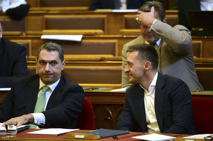 Lázár János a Miniszterelnökséget vezető miniszter (b) és Rogán Antal a Miniszterelnöki Kabinetirodát vezető miniszter az Országgyűlés plenáris ülésén 2017. október 9-én.