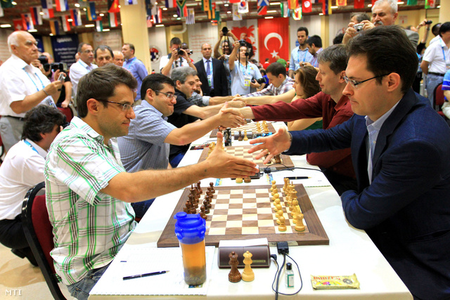 A magyar (j) és az örmény csapat versenyzői köszöntik egymást a Magyarország-Örményország sakkvilágbajnoki mérkőzés megkezdése előtt Iszambulban