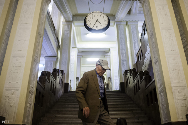 Biszku Béla távozik a II. kerületi Budai Központi Kerületi Bíróság épületéből 2012. szeptember 10-én.
