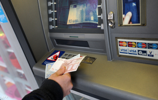 Pénzfelvétel egy szlovák ATM-ből