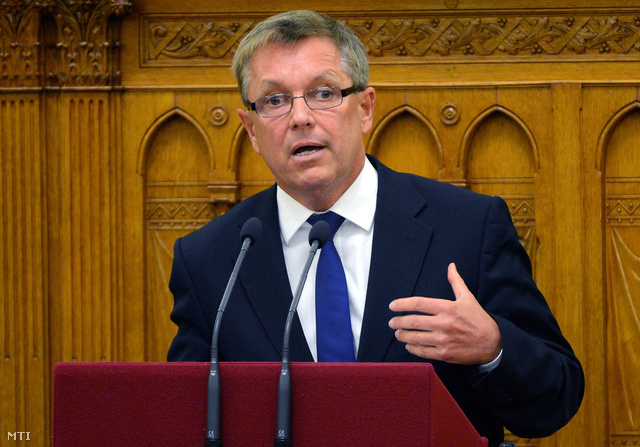 Matolcsy György beszél a Munkavédelmi akciótervről a parlamentben
