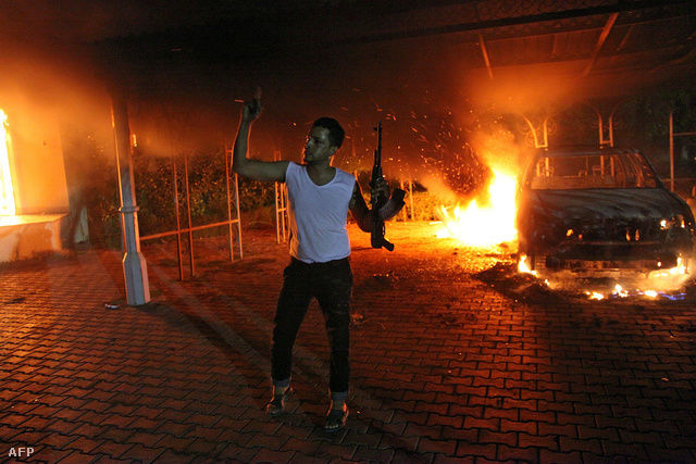 Kalasnyikovot rázó tüntető az Egyesült Államok konzulátusa előtt Bengáziban.