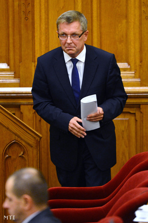 Matolcsy György a Munkavdelmi akciótervről tartott expozéja után a parlamentben.