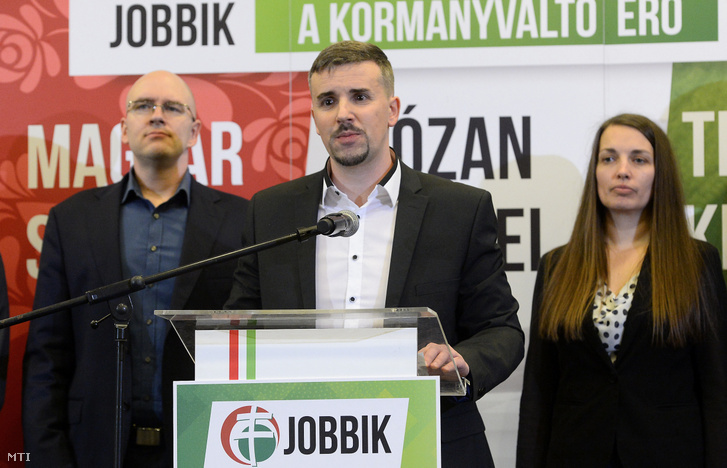 Jakab Péter, a Jobbik elnöke beszél a tisztújító kongresszus után 2020. január 25-én, mellette Z. Kárpát Dániel és Potocskáné Kőrösi Anita alelnök
