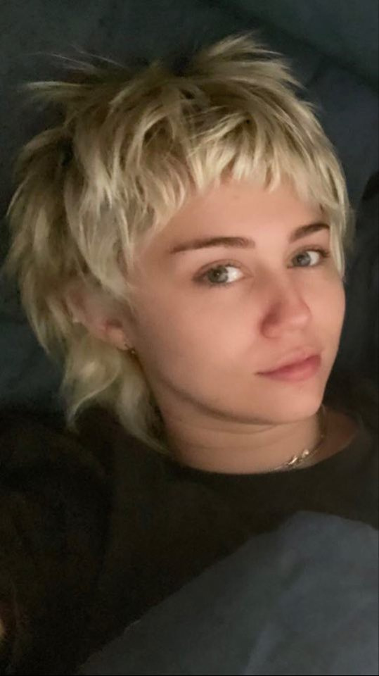 Miley Cyrus új frizurája.