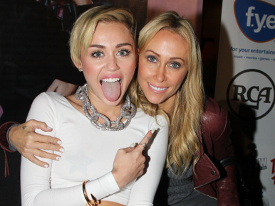 Miley Cyrusnak az édesanyja vágta le a haját, az eredmény... érdekes lett